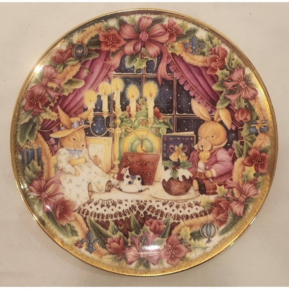 Royal Albert Season’s Greetings Bone China Christmas Plate Decorative Gold Rim